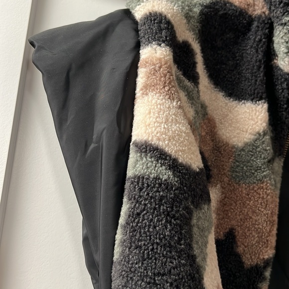 Cropped Camo Vest - Picture 3 of 4